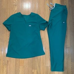 Women’s Figs Hunter green scrub set Small Petite